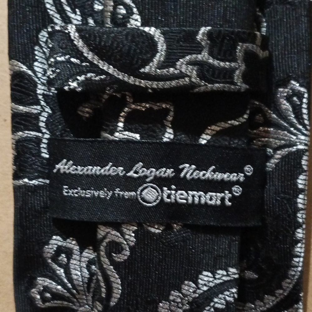 Alexander Logan Necktie Black and Silver w Pocket Square